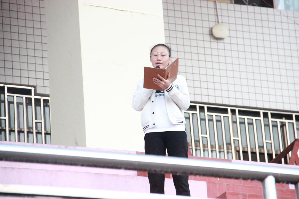 图三 辛欣做国旗下讲话(杨胜军摄)