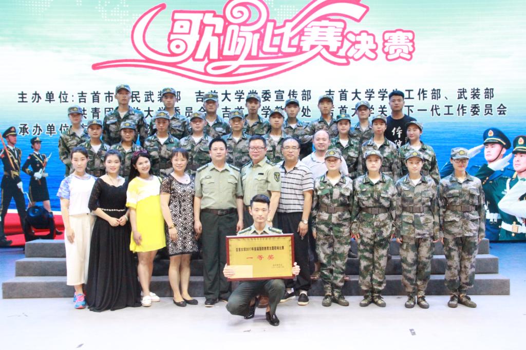 图为公司参赛选手与领导合照