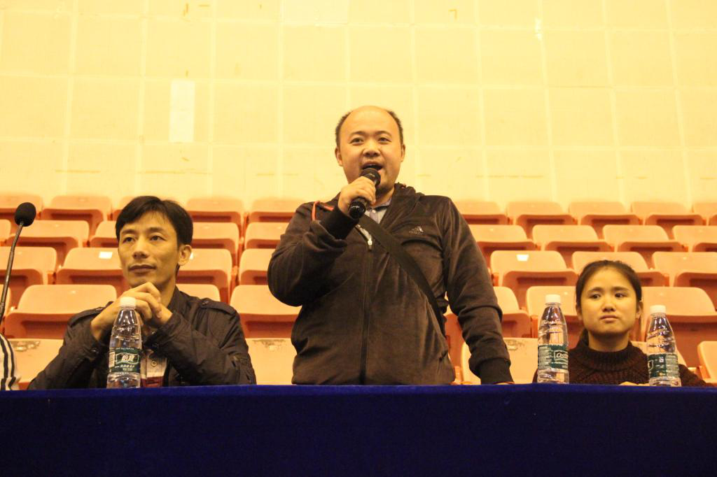 图为彭友老师宣布篮球赛开幕