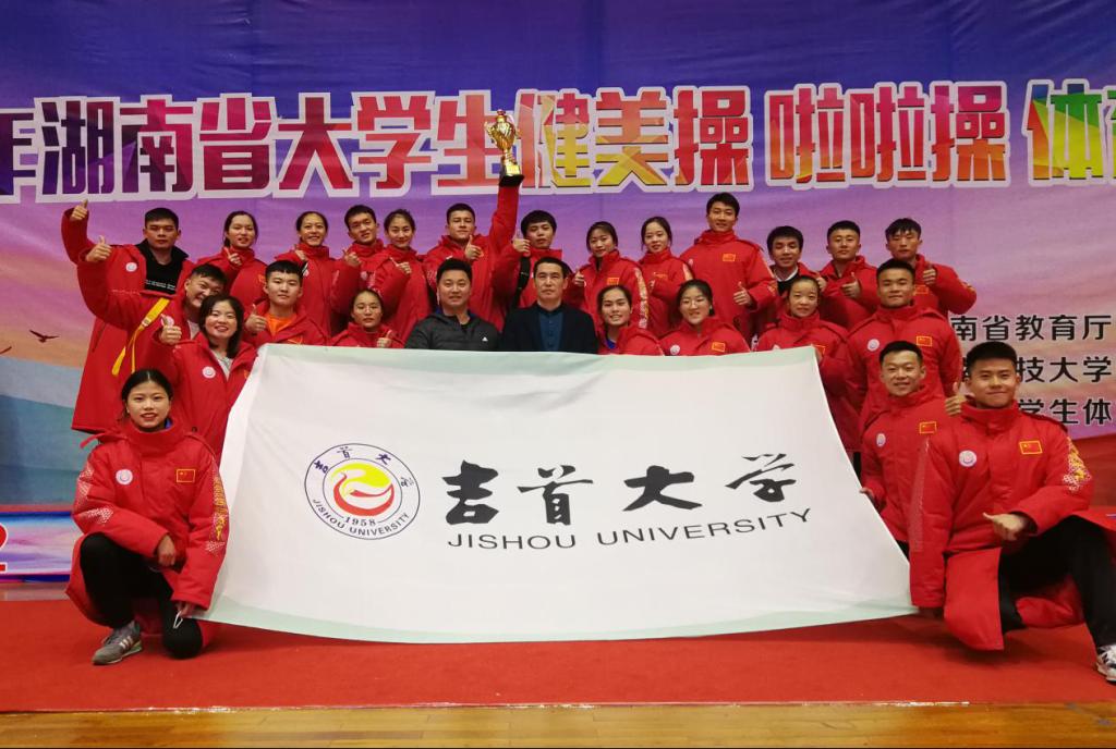 图为best365中国官方网站周道平经理和运动员合影